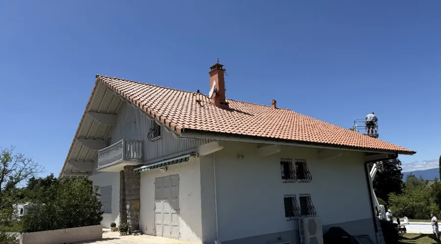 Chantier de couverture ATOUT TOITURE sur une maison savoyarde, entreprise intervenant à Bons-en-Chablais