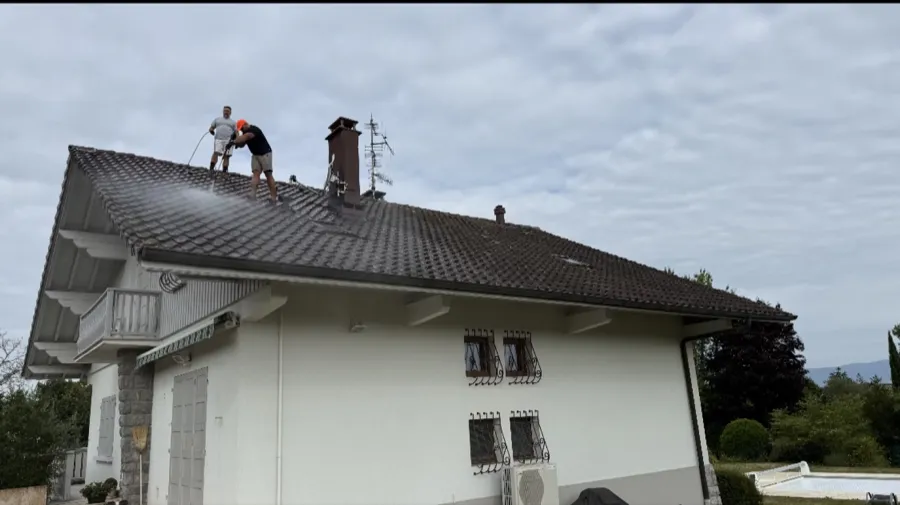 Couvreurs d'ATOUT TOITURE au travail sur une toiture de pavillon, entreprise intervenant à Douvaine