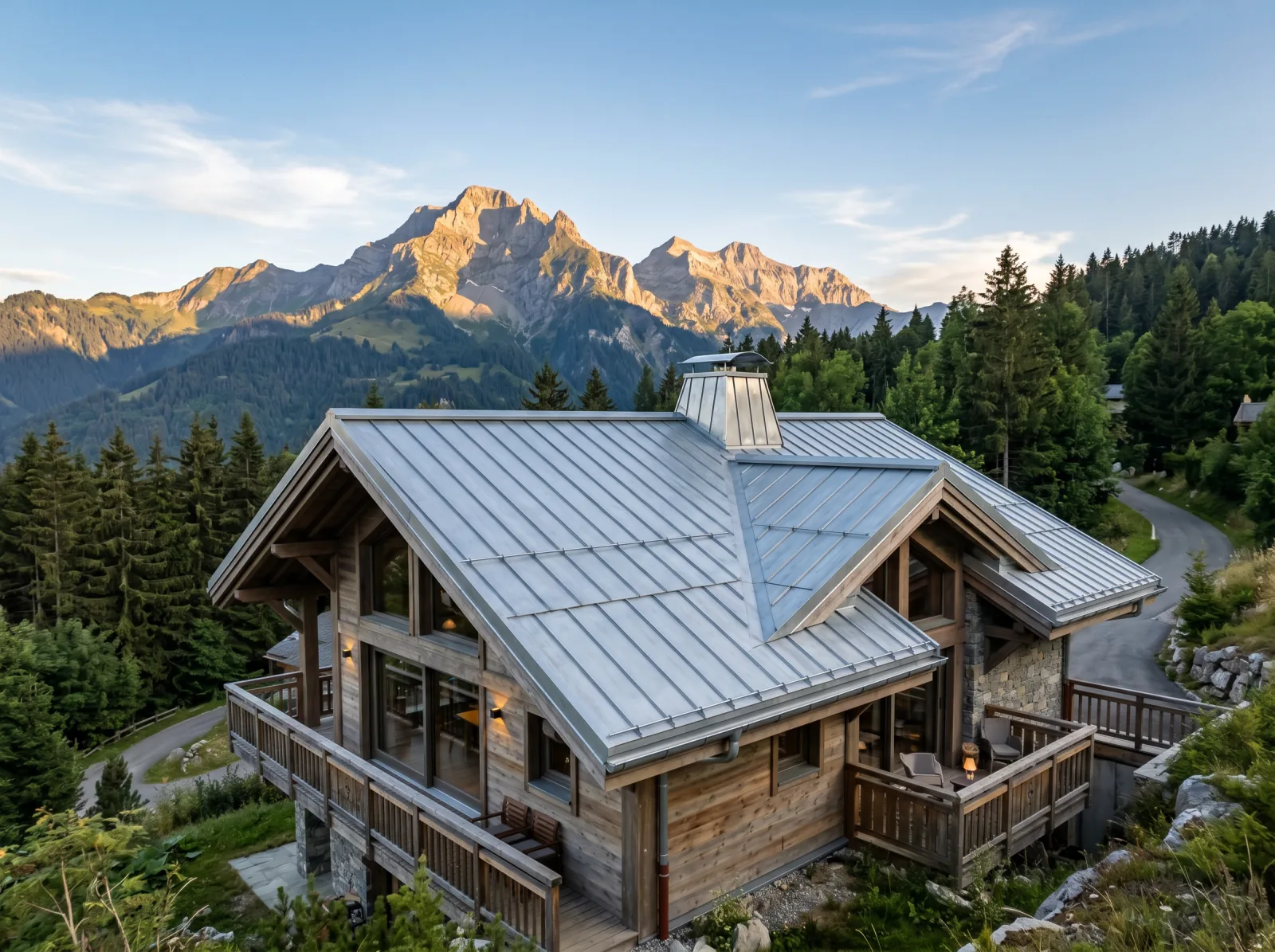 Chalet contemporain avec toiture en zinc et vue sur la Dent d'Oche à Évian-les-Bains — couvreur ATOUT TOITURE
