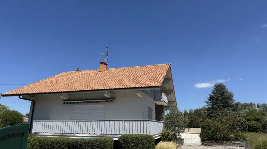Toiture en tuiles rénovée par ATOUT TOITURE, couvreur intervenant à Sciez et dans le Bas-Chablais